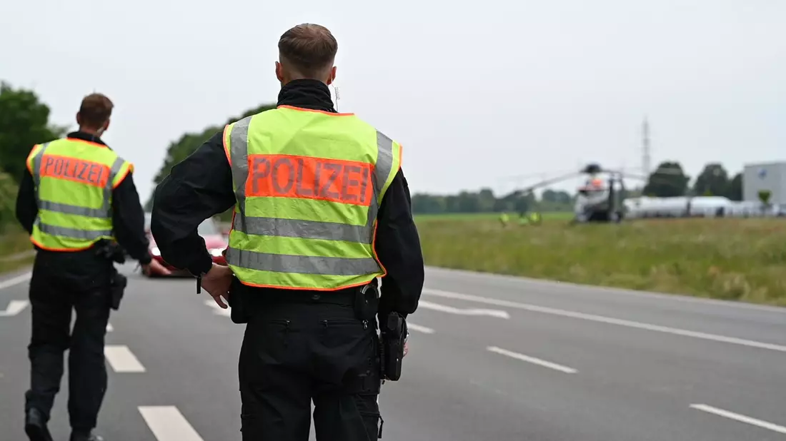 Dobrindt verstärkte die Grenzkontrollen. (Archivbild) - Bild: Lars Penning/dpa