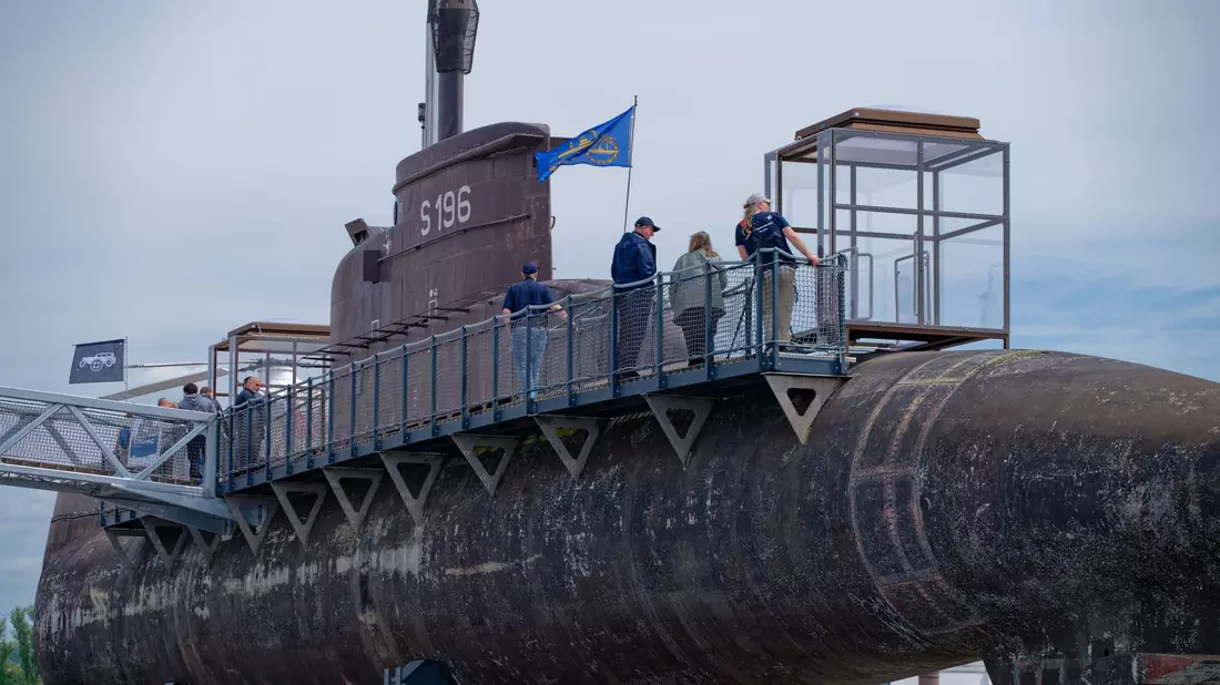 Die Reise von U17 von Kiel nach Sinsheim hatten Tausende Menschen entlang der Strecke verfolgt. - Bild: Uwe Anspach/dpa
