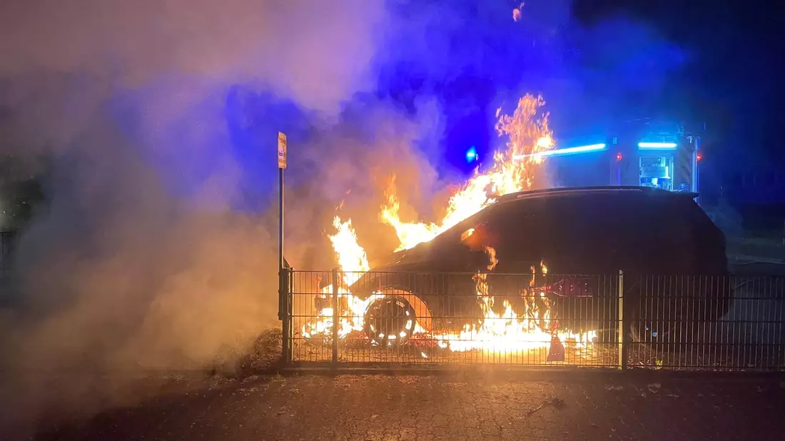 FW Lage: Feuer 1 / PKW Brand innerorts - 25.05.2025 - 01:02 Uhr - Bild: presseportal.de
