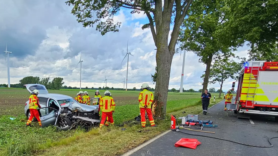 FW Lehrte: Schwerer Verkehrsunfall zwischen Sievershausen und Schwüblingsen: PKW prallt gegen Baum - Fahrer und Kind lebensgefährlich verletzt - Bild: presseportal.de