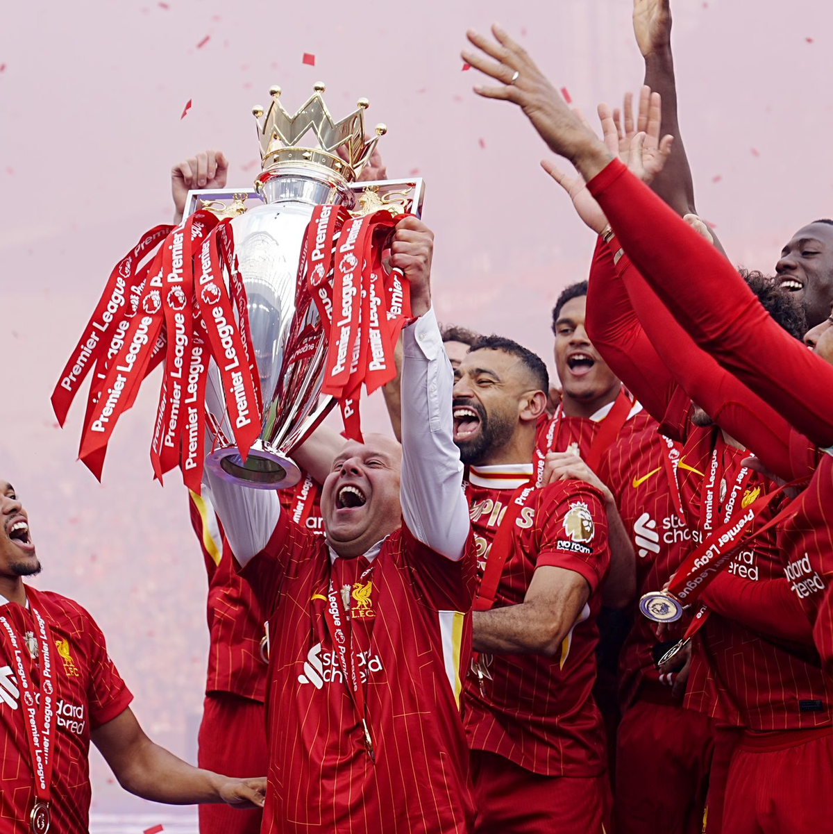 Der ehemalige Liverpooler Trainer Jürgen Klopp feierte auf der Ehrentribüne mit. - Foto: Peter Byrne/PA Wire/dpa