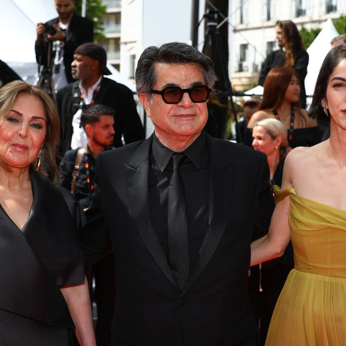 Panahi mit seiner Frau und seiner Tochter in Cannes. - Foto: Mickael Chavet/ZUMA Press Wire/dpa