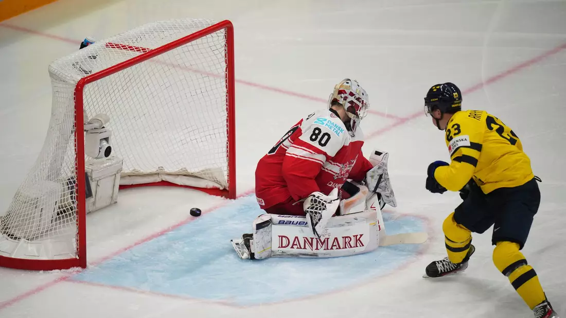 Schweden bezwingt Überraschungsteam Dänemark im Spiel um Platz drei. - Bild: Petr David Josek/AP/dpa