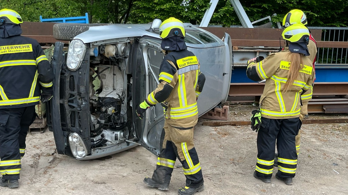 FW Mechernich: Zugübung des Löschzugs 2 der Stadt Mechernich am 17. Mai 2025 - Foto: presseportal.de