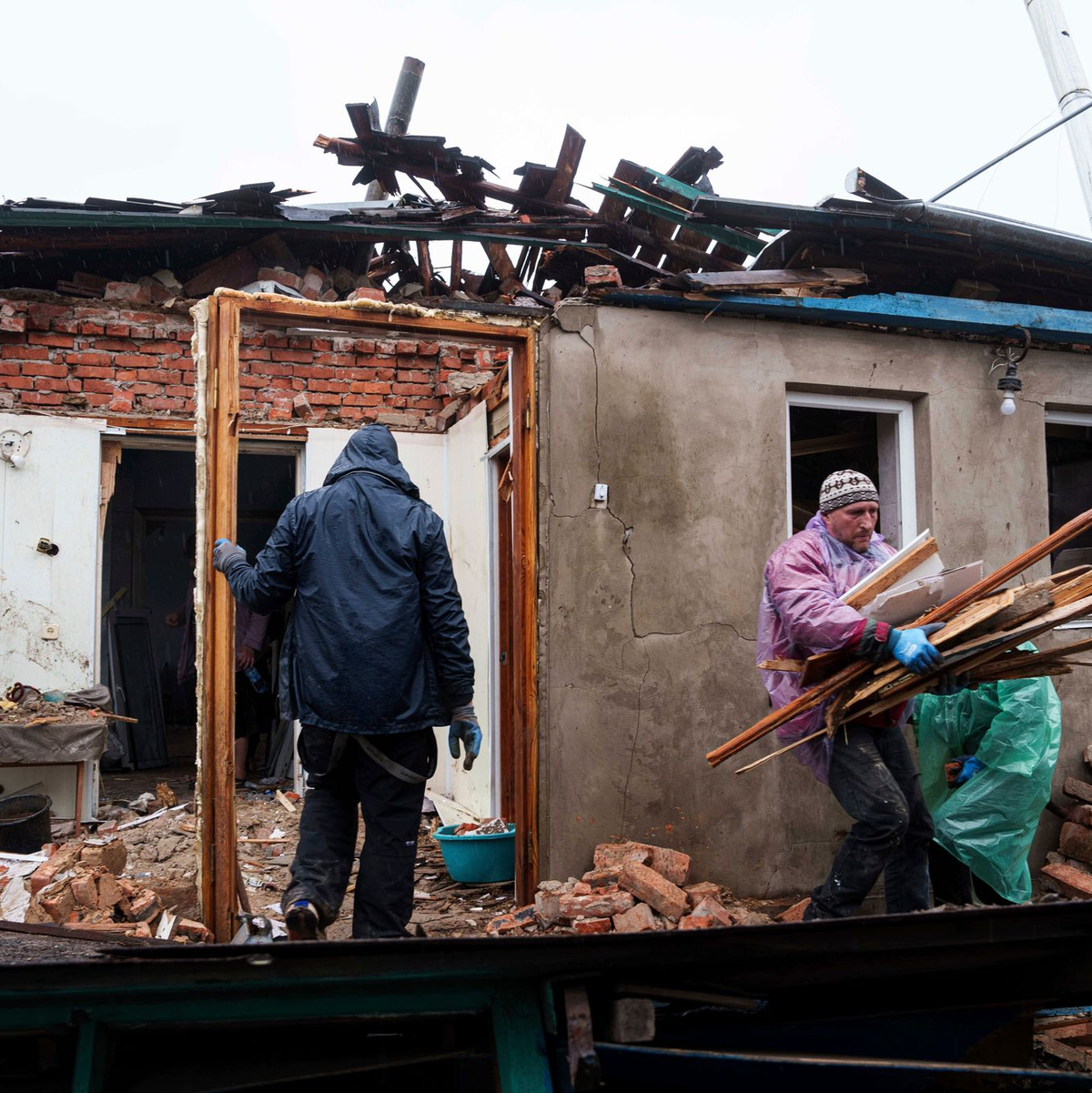Die Ukraine muss jeden Morgen mit den Schäden durch russische Luftangriffe umgehen. - Foto: Evgeniy Maloletka/AP/dpa