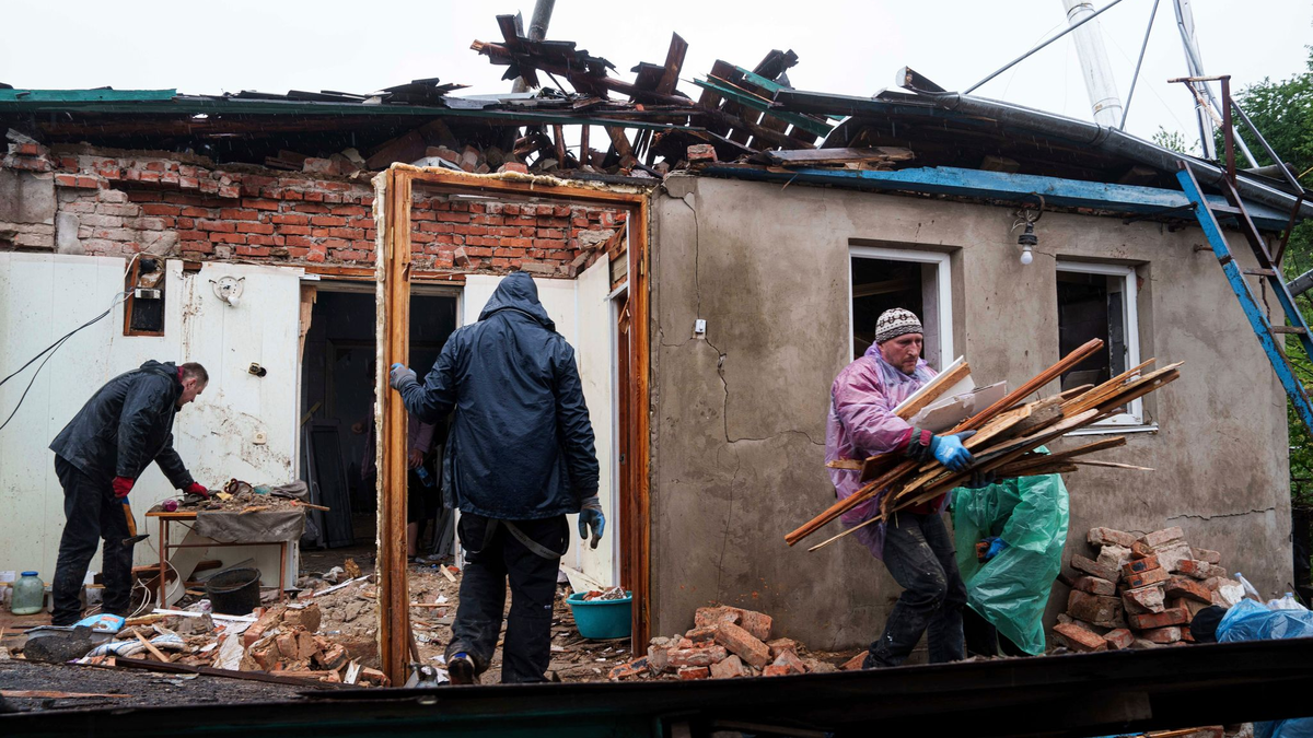 Russland hat die Ukraine zwei Nächte in Folge massiv mit Raketen und Drohnen angegriffen. - Foto: Evgeniy Maloletka/AP/dpa