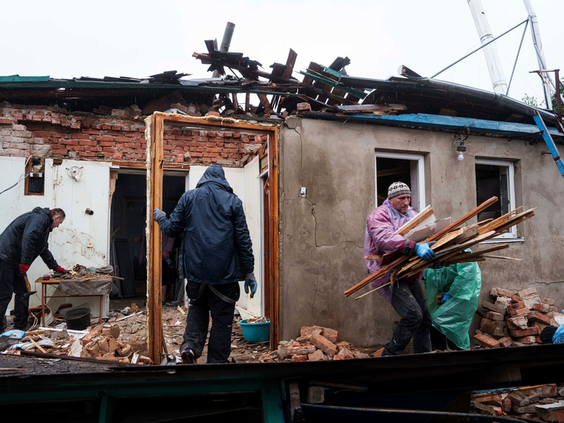 Russland hat die Ukraine zwei Nächte in Folge massiv mit Raketen und Drohnen angegriffen. - Foto: Evgeniy Maloletka/AP/dpa