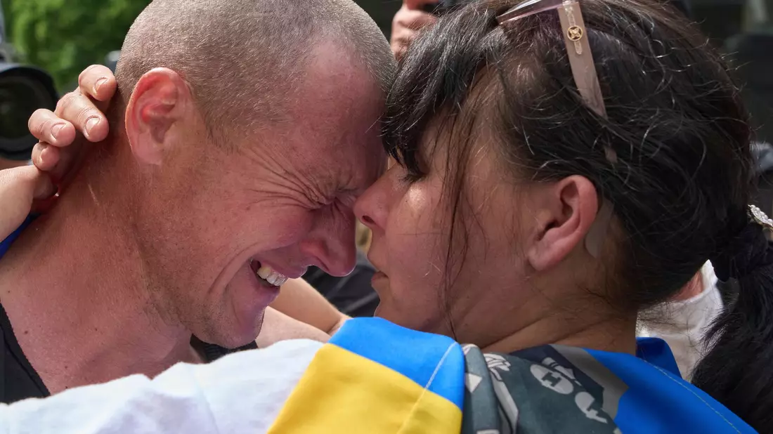 So groß die Freude über den Gefangenenaustausch ist, gibt es in der Ukraine auch Kritik - Bild: Efrem Lukatsky/AP/dpa