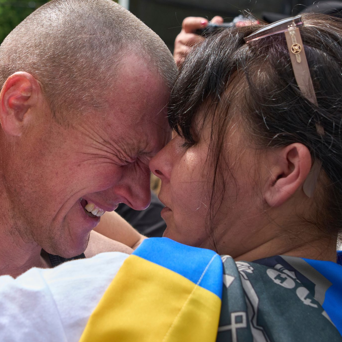 So groß die Freude über den Gefangenenaustausch ist, gibt es in der Ukraine auch Kritik - Foto: Efrem Lukatsky/AP/dpa