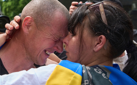 So groß die Freude über den Gefangenenaustausch ist, gibt es in der Ukraine auch Kritik - Foto: Efrem Lukatsky/AP/dpa