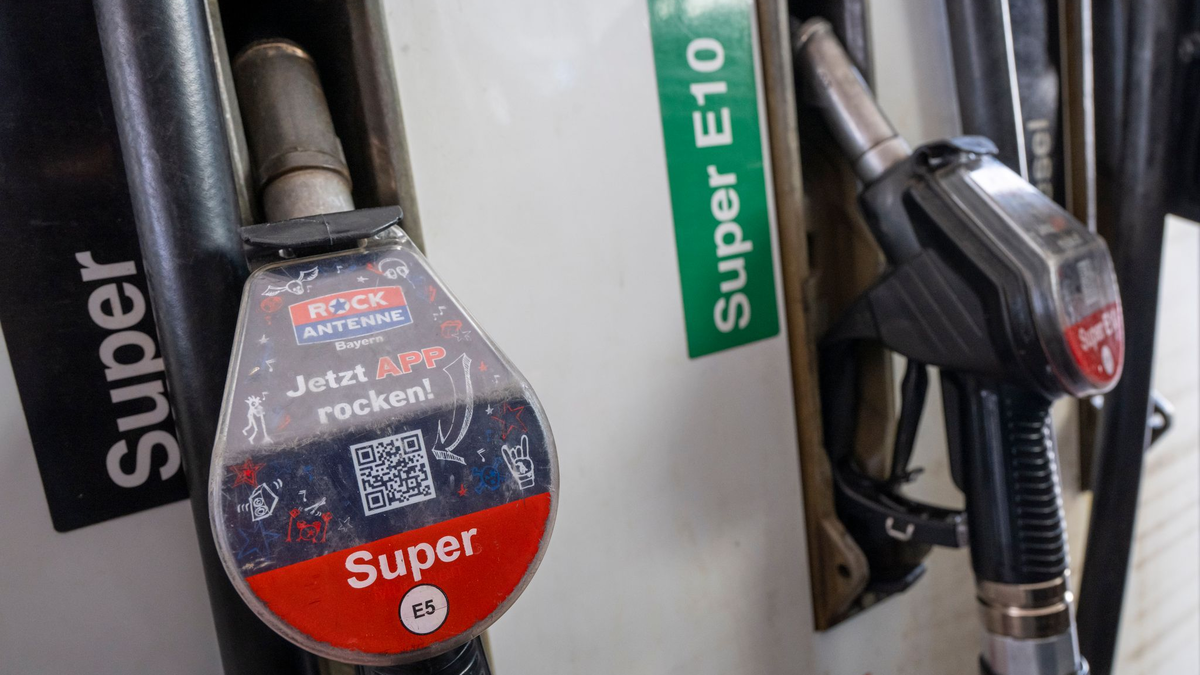 Super E10 ist typischerweise etwa sechs Cent billiger als E5, wird aber seltener getankt.  - Foto: Peter Kneffel/dpa