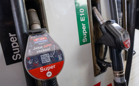 Super E10 ist typischerweise etwa sechs Cent billiger als E5, wird aber seltener getankt.  - Foto: Peter Kneffel/dpa