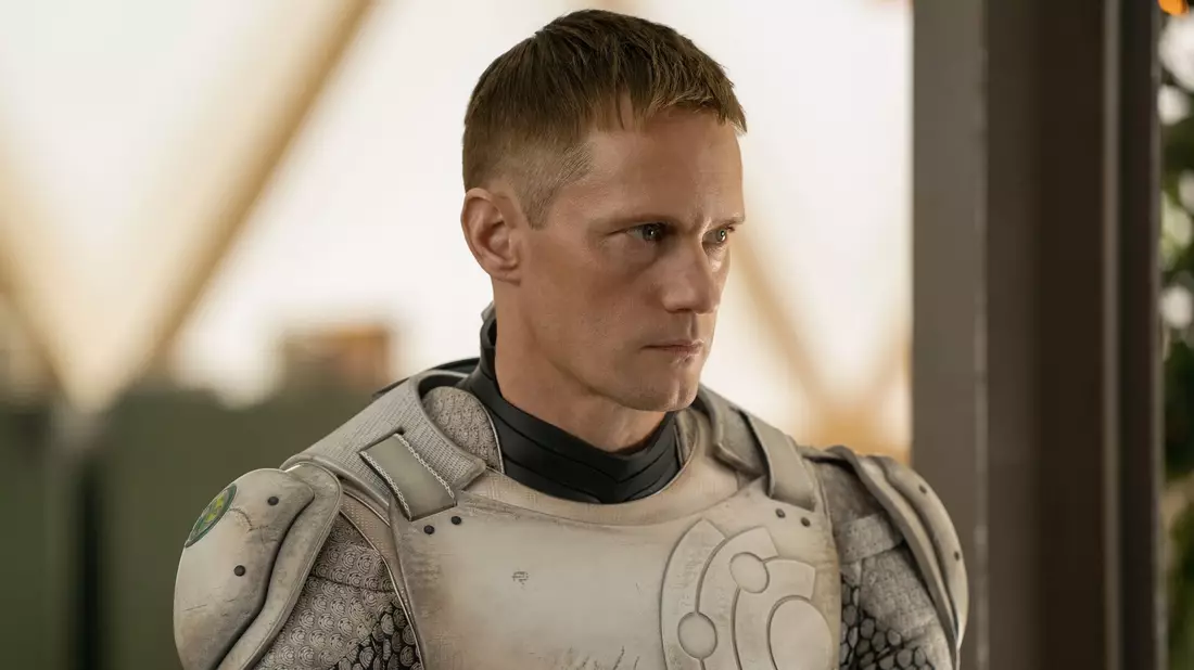 Alexander Skarsgard als Murderbot. - Bild: Steve Wilkie/Apple TV/dpa