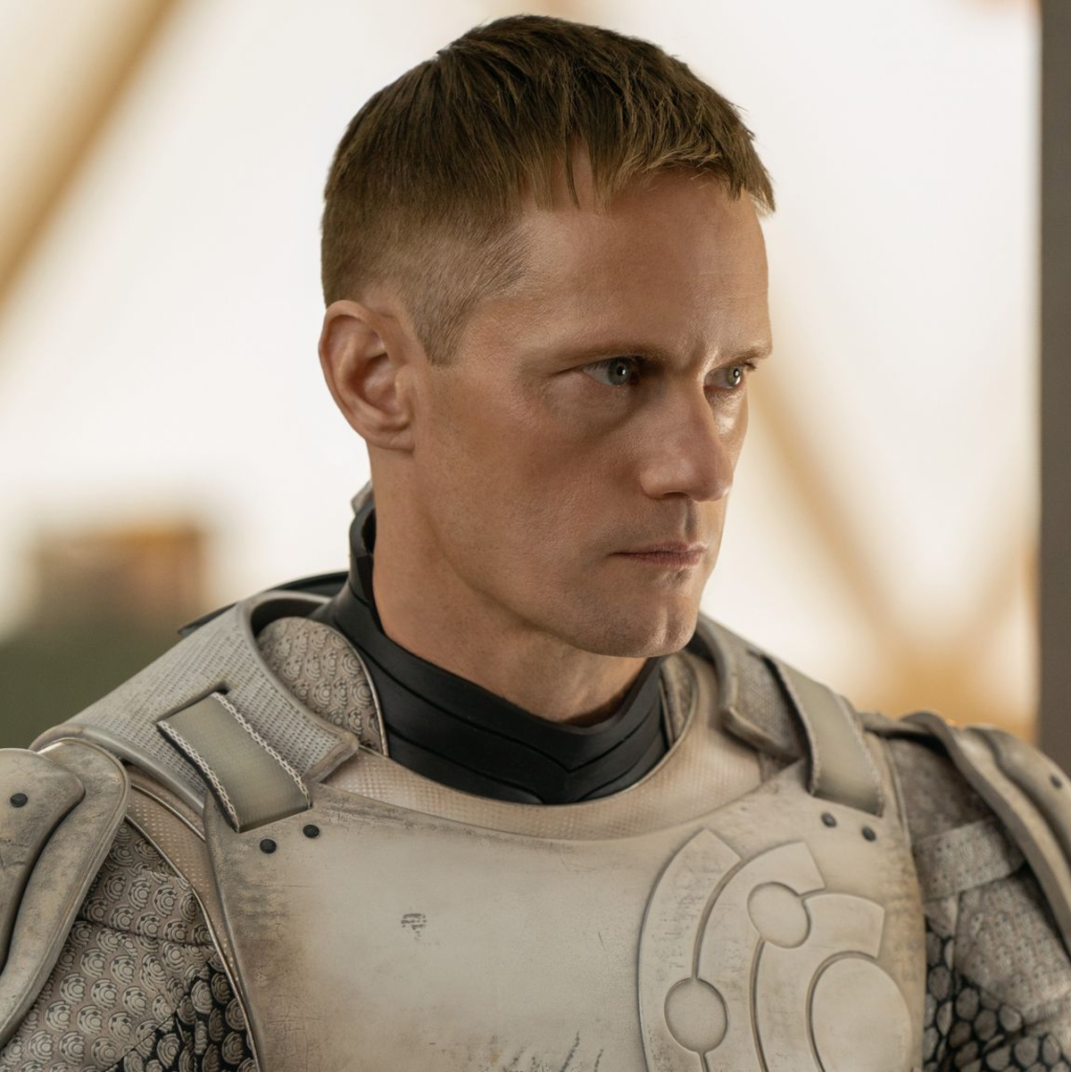 Alexander Skarsgard als Murderbot. - Foto: Steve Wilkie/Apple TV/dpa