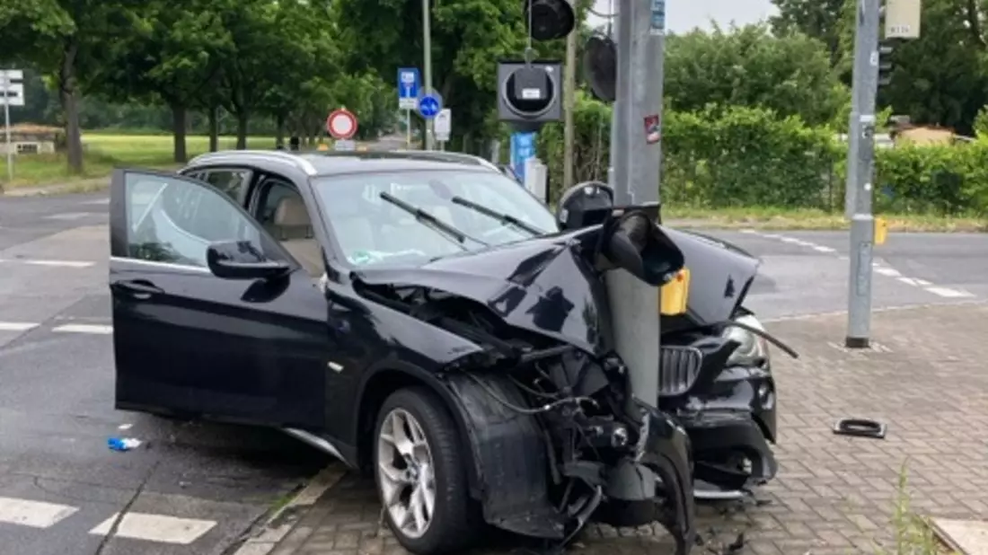 POL-OF: Auto prallt gegen Ampelmast: Fahrer und Beifahrer flüchteten - zwei Mitfahrer auf Rückbank schwer verletzt - Bild: presseportal.de