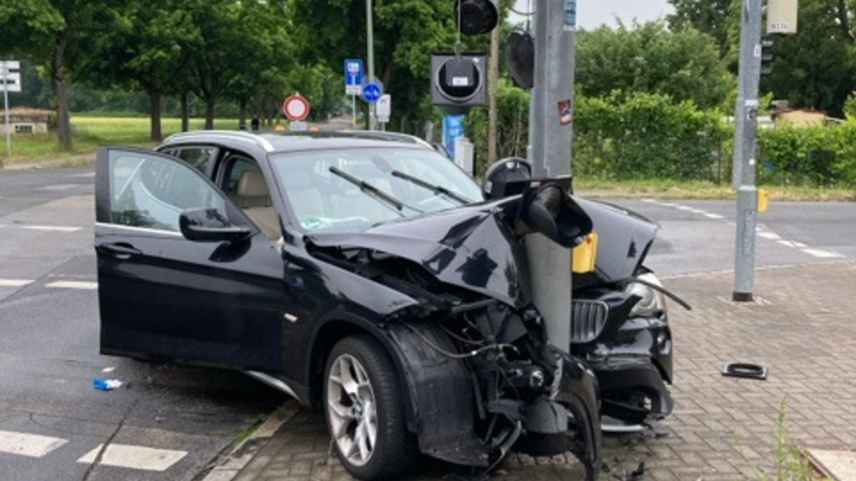 POL-OF: Auto prallt gegen Ampelmast: Fahrer und Beifahrer flüchteten - zwei Mitfahrer auf Rückbank schwer verletzt - Foto: presseportal.de