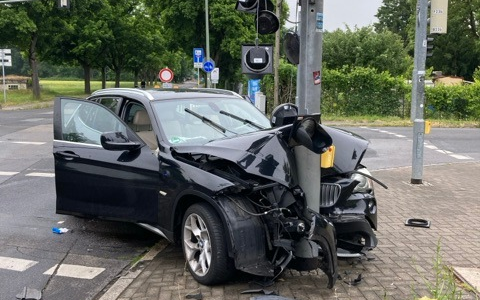 POL-OF: Auto prallt gegen Ampelmast: Fahrer und Beifahrer flüchteten - zwei Mitfahrer auf Rückbank schwer verletzt - Foto: presseportal.de