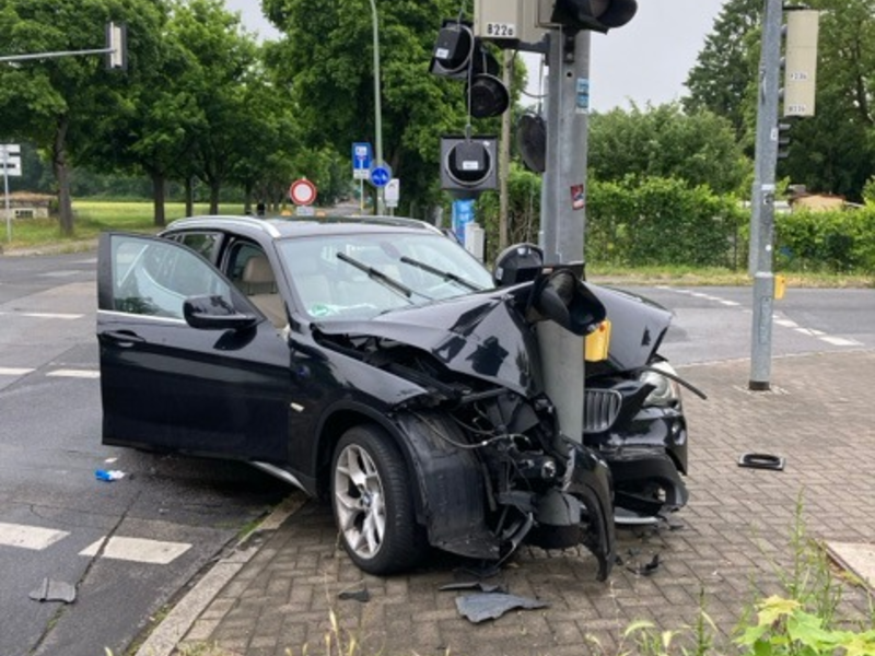 POL-OF: Auto prallt gegen Ampelmast: Fahrer und Beifahrer flüchteten - zwei Mitfahrer auf Rückbank schwer verletzt - Foto: presseportal.de