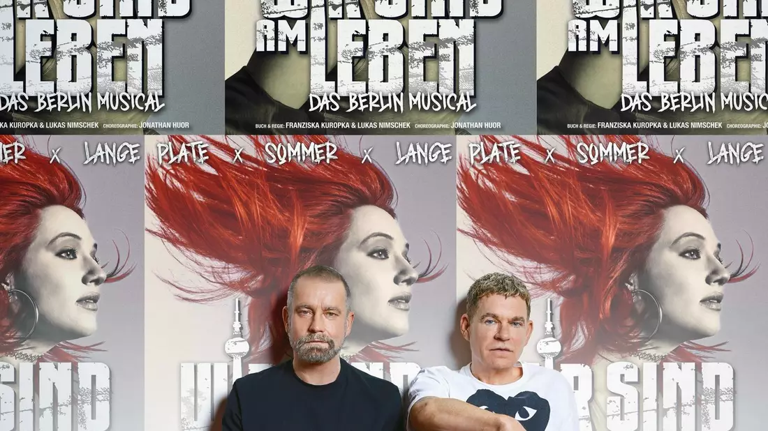 Ulf Leo Sommer und Peter Plate sitzen vor Plakaten ihres neuen Musical-Projekts. - Bild: Ferran Casanova/Theater des Westens/dpa