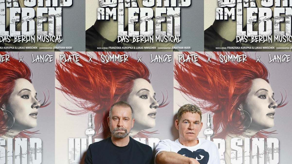 Ulf Leo Sommer und Peter Plate sitzen vor Plakaten ihres neuen Musical-Projekts. - Foto: Ferran Casanova/Theater des Westens/dpa