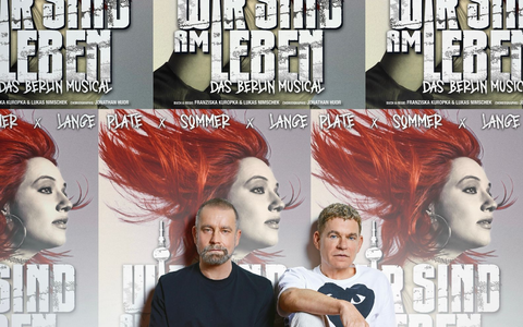 Ulf Leo Sommer und Peter Plate sitzen vor Plakaten ihres neuen Musical-Projekts. - Foto: Ferran Casanova/Theater des Westens/dpa