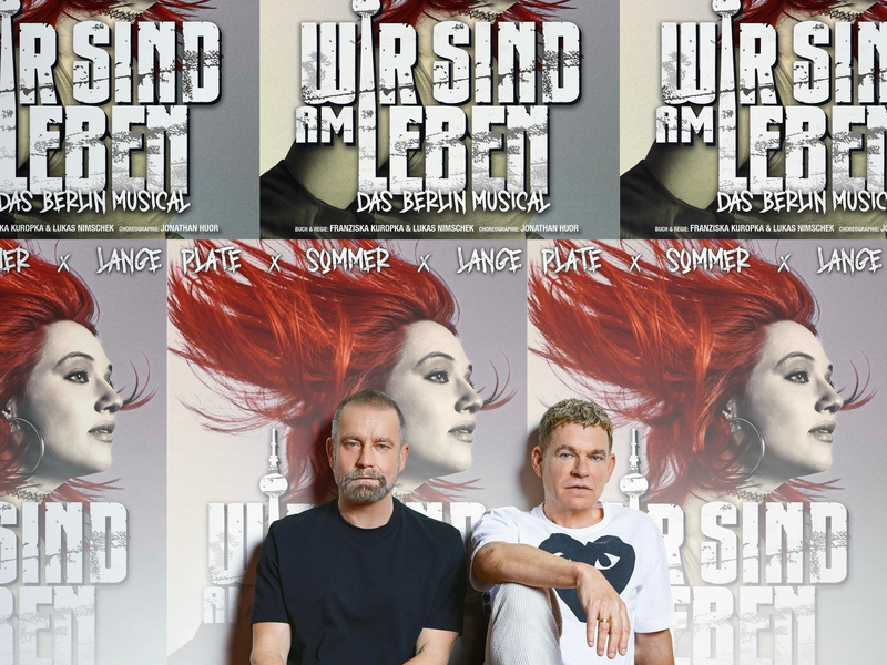 Ulf Leo Sommer und Peter Plate sitzen vor Plakaten ihres neuen Musical-Projekts. - Foto: Ferran Casanova/Theater des Westens/dpa