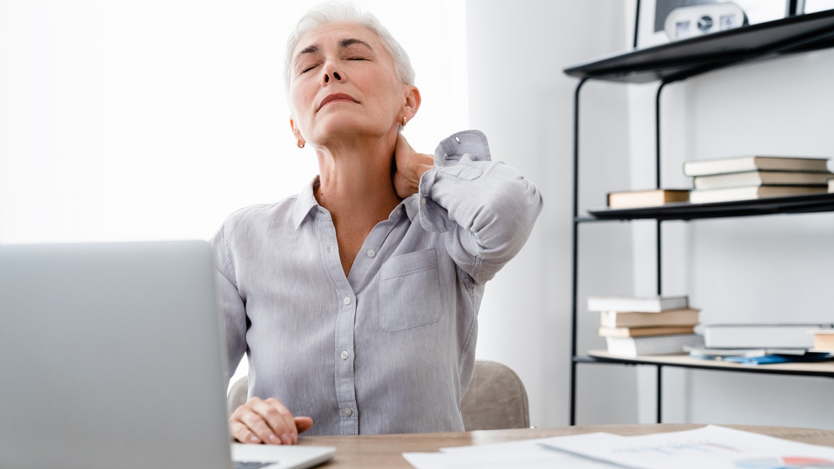 Sitzen, tippen, Schmerzen: Hilfe gegen typische Bürobeschwerden wie Verspannungen oder Karpaltunnelsyndrom - Foto: presseportal.de
