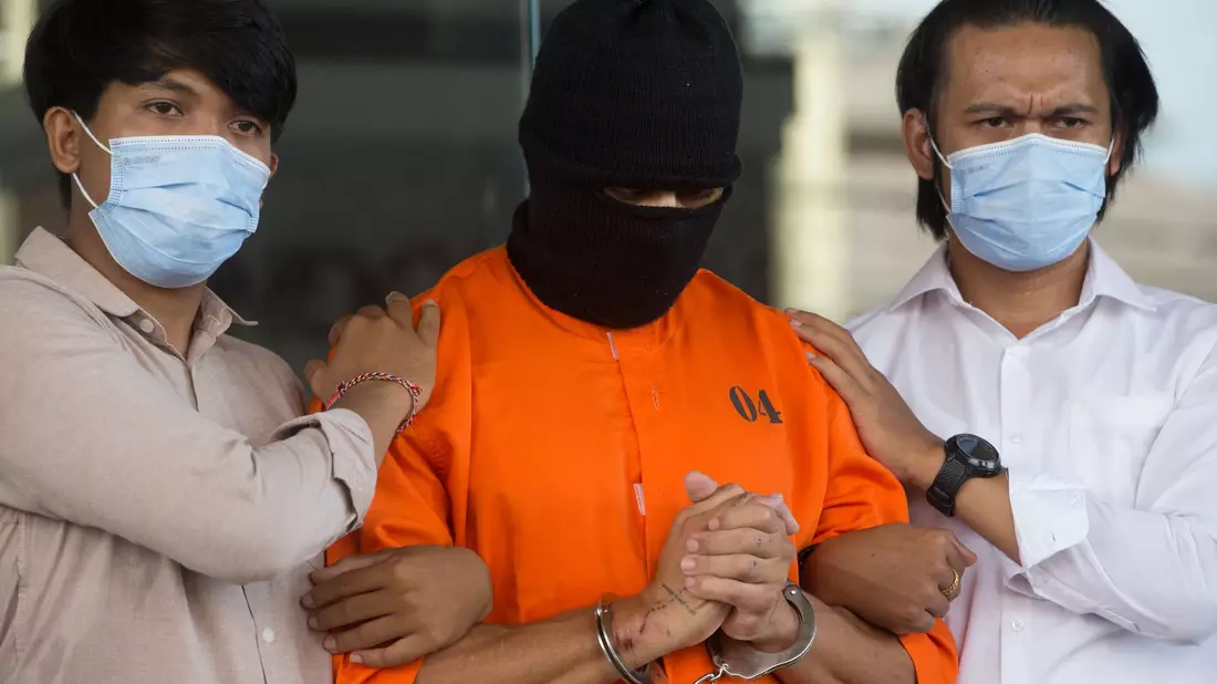 Der Verdächtige wurde in einem orangen Sträflingsanzug der Presse vorgeführt. - Bild: Firdia Lisnawati/AP/dpa