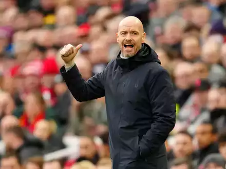 Erik ten Hag unterschrieb in Leverkusen bis Ende Juni 2027. - Foto: Jon Super/AP/dpa