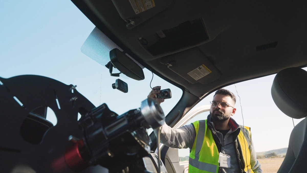 TV Sendung Crashtest Extrem - Aufwändiger Kollisionsversuch von Nextbase gibt bei WELT TV anschauliche Einblicke in Massenkarambolagen - Foto: presseportal.de