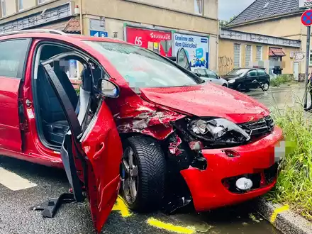POL-DU: Wedau: Schwerer Verkehrsunfall - Mehrere Verletzte - Foto: presseportal.de