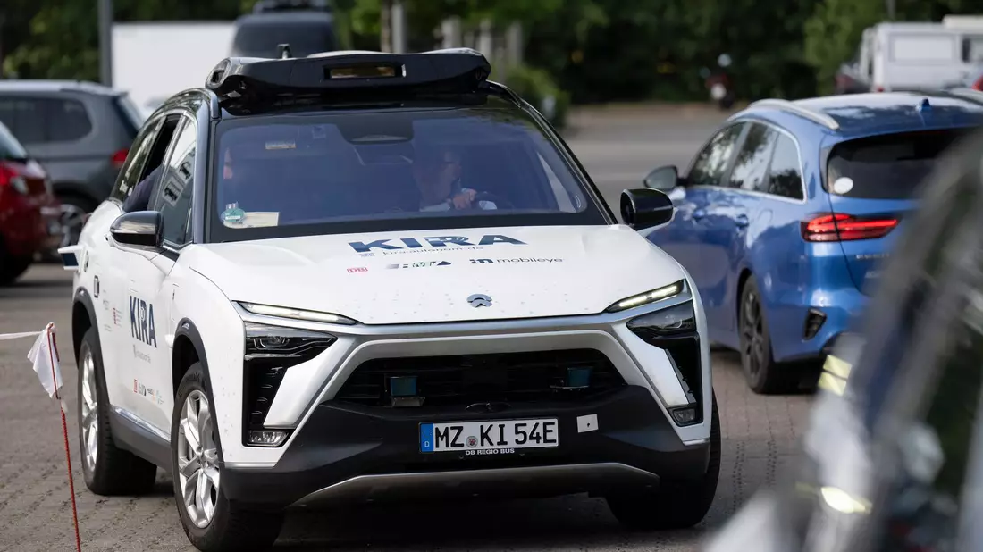 Per App können Fahrgäste Fahrten auf Abruf buchen. - Bild: Boris Roessler/dpa