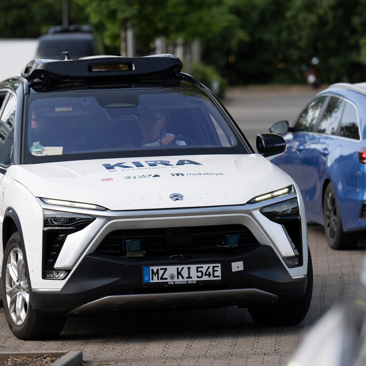 Per App können Fahrgäste Fahrten auf Abruf buchen. - Foto: Boris Roessler/dpa