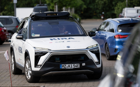 Per App können Fahrgäste Fahrten auf Abruf buchen. - Foto: Boris Roessler/dpa