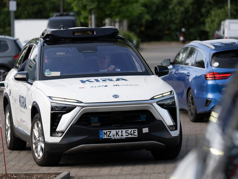 Per App können Fahrgäste Fahrten auf Abruf buchen. - Foto: Boris Roessler/dpa