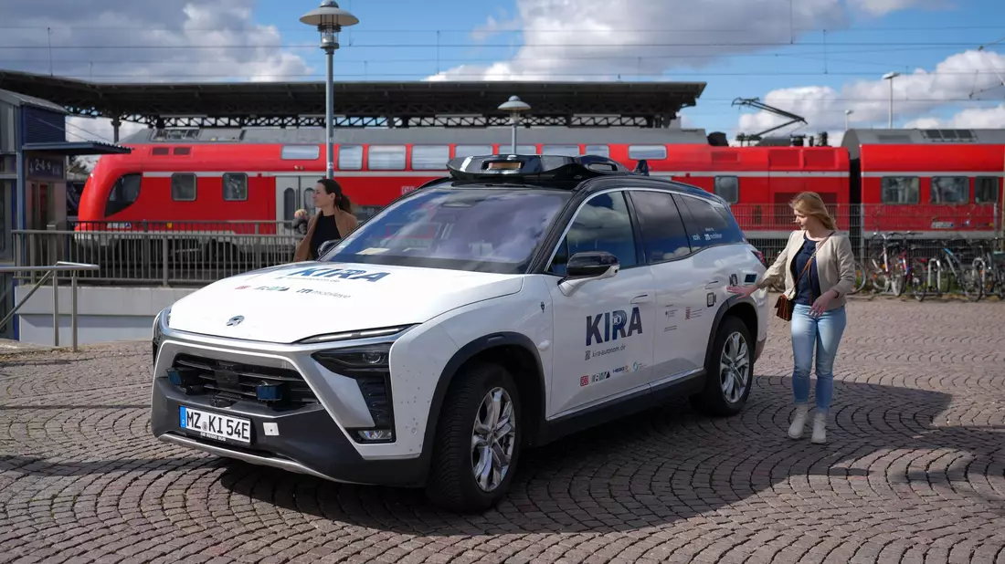 Ausgewählte Fahrgäste des öffentlichen Nahverkehrs können ab dieser Woche ein Angebot in Langen und Egelsbach im Landkreis Offenbach testen, bei dem autonom fahrende Autos eingesetzt werden.  - Bild: Oliver Lang/Deutsche Bahn/dpa