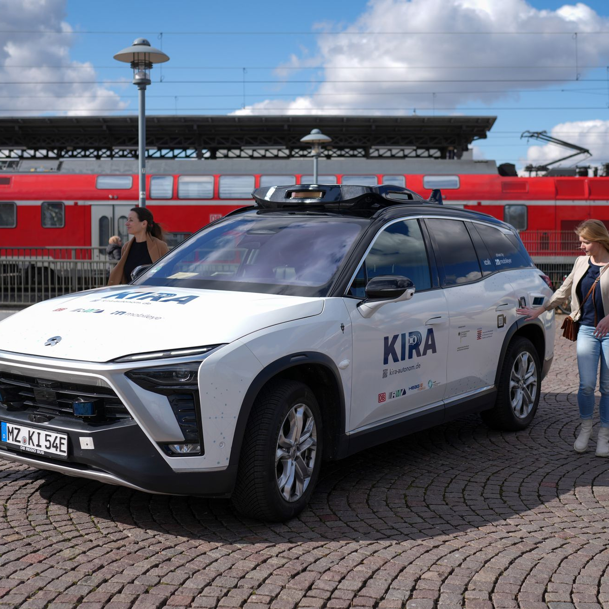 Ausgewählte Fahrgäste des öffentlichen Nahverkehrs können ab dieser Woche ein Angebot in Langen und Egelsbach im Landkreis Offenbach testen, bei dem autonom fahrende Autos eingesetzt werden.  - Foto: Oliver Lang/Deutsche Bahn/dpa