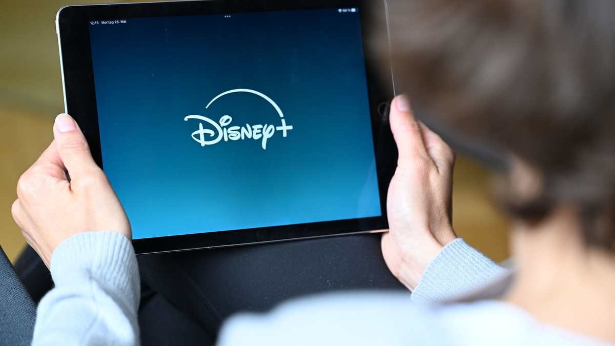 Das Logo von Disney+ beim Start der Anwendung. Das Unternehmen hat Abonnenten stärker zu Kasse gebeten - in einer Art und Weise, die wohl unrechtmäßig war. - Foto: Wolf von Dewitz/dpa