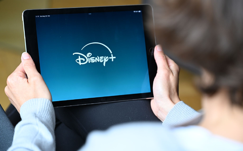 Das Logo von Disney+ beim Start der Anwendung. Das Unternehmen hat Abonnenten stärker zu Kasse gebeten - in einer Art und Weise, die wohl unrechtmäßig war. - Foto: Wolf von Dewitz/dpa