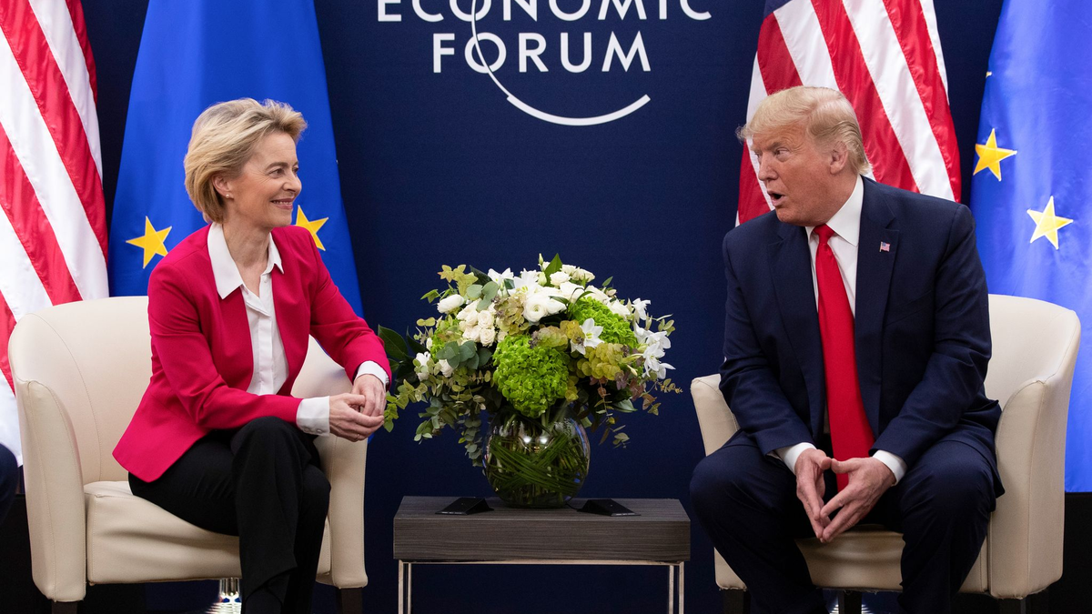 Ursula von der Leyen und Donald Trump. Die EU und USA verhandeln derzeit über neue Zollsätze für den transatlantischen Handel. (Archivbild)  - Foto: Evan Vucci/AP/dpa