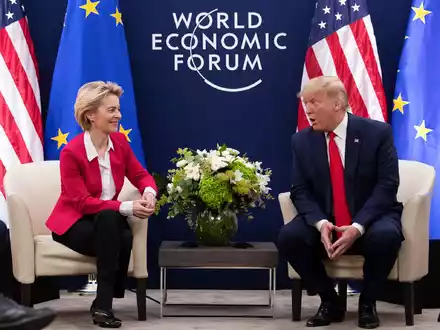 Ursula von der Leyen und Donald Trump. Die EU und USA verhandeln derzeit über neue Zollsätze für den transatlantischen Handel. (Archivbild)  - Foto: Evan Vucci/AP/dpa