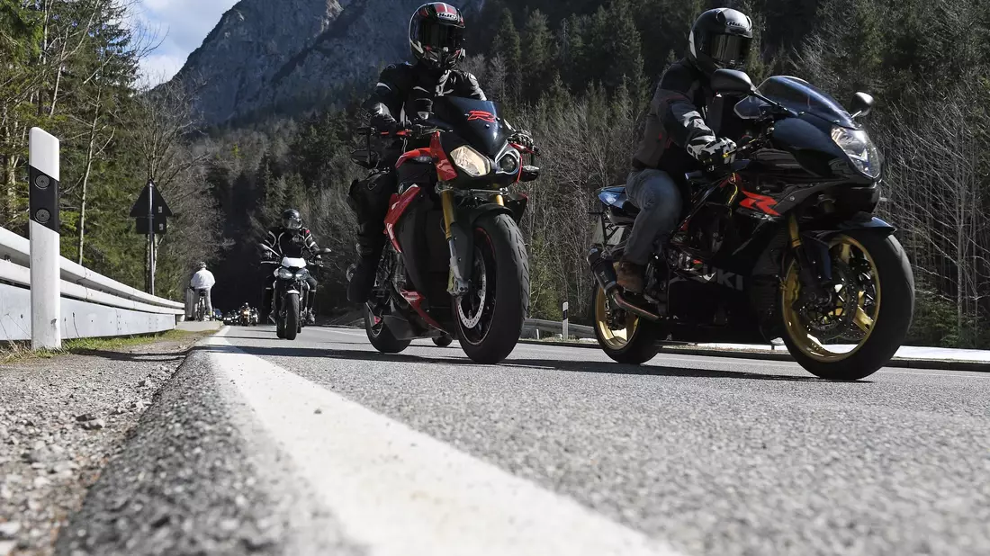 Motorradfahrer verursachen teurere Unfälle als Autofahrer. (Symbolbild) - Bild: Angelika Warmuth/dpa