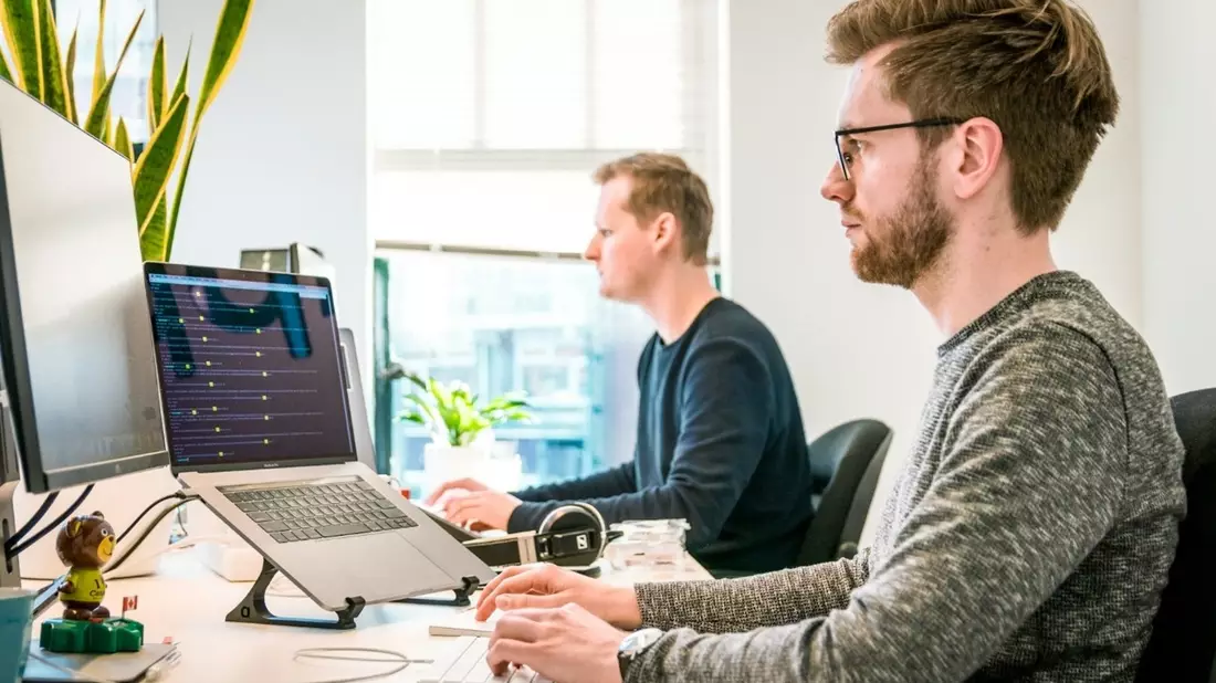 Auch im beruflichen Umfeld können Steuerentlastungen genossen werden - wenn man die zutreffenden Versicherungen in seiner Steuererklärung geltend macht - Bild: @Tim van der Kuip / unsplash.com