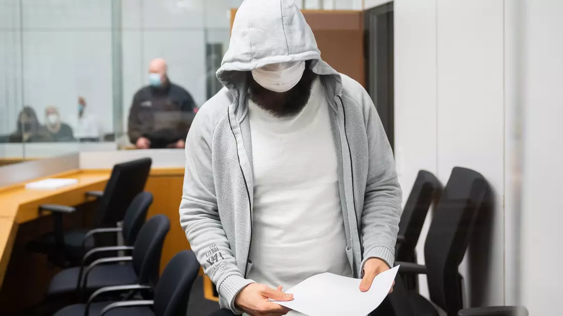 Abu Walaa 2021 vor dem Oberlandesgericht Celle - er klagt gegen seine Ausweisung nach seiner Haftentlassung. (Archivfoto) - Bild: Julian Stratenschulte/dpa Pool/dpa