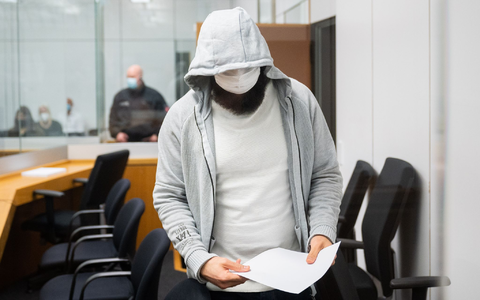 Abu Walaa 2021 vor dem Oberlandesgericht Celle - er klagt gegen seine Ausweisung nach seiner Haftentlassung. (Archivfoto) - Foto: Julian Stratenschulte/dpa Pool/dpa