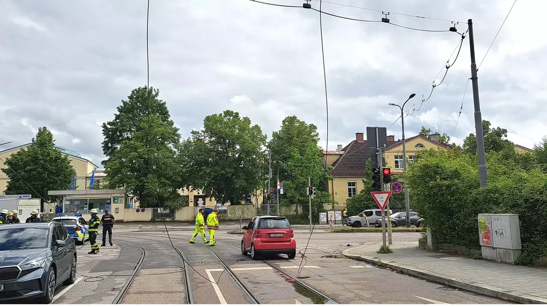 FW-M: Lkw reißt Stromleitung ab - zwei Personen in Pkw eingeschlossen (Ramersdorf) - Bild: presseportal.de
