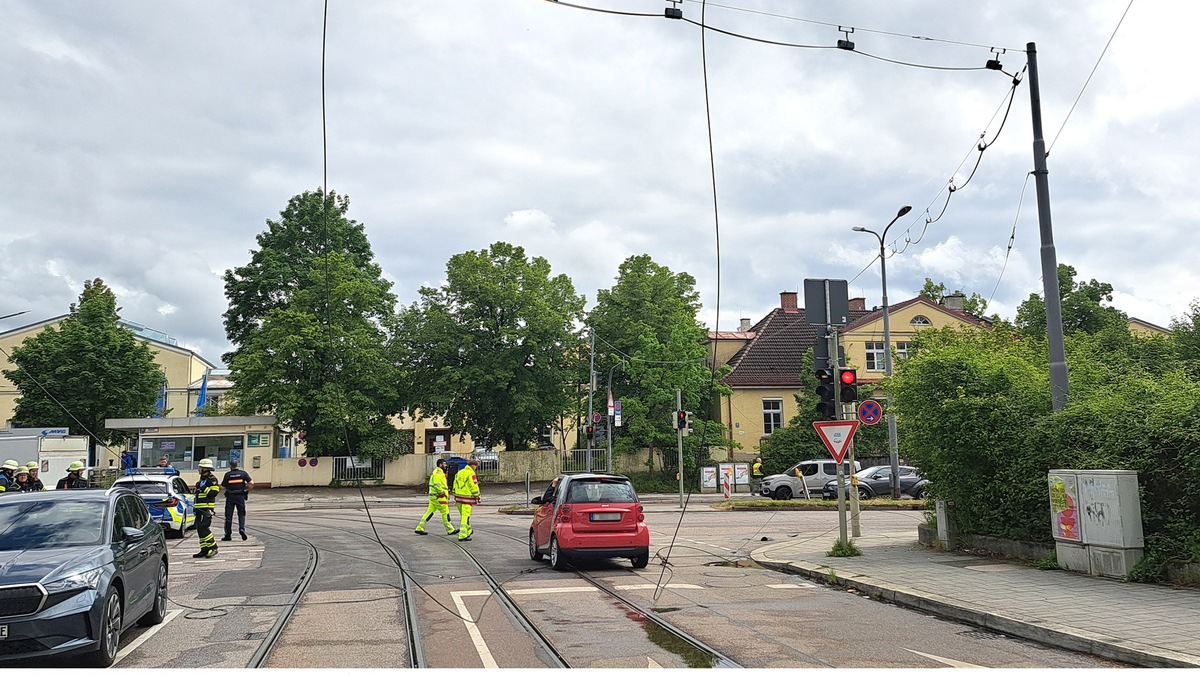 FW-M: Lkw reißt Stromleitung ab - zwei Personen in Pkw eingeschlossen (Ramersdorf) - Foto: presseportal.de