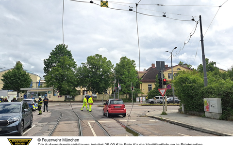 FW-M: Lkw reißt Stromleitung ab - zwei Personen in Pkw eingeschlossen (Ramersdorf) - Foto: presseportal.de FW-M: Lkw reißt Stromleitung ab - zwei Personen in Pkw eingeschlossen (Ramersdorf) - Foto: presseportal.de