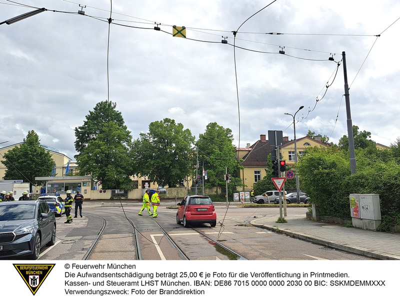 FW-M: Lkw reißt Stromleitung ab - zwei Personen in Pkw eingeschlossen (Ramersdorf) - Foto: presseportal.de