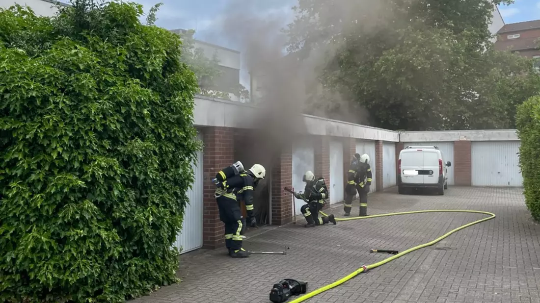 FW Dinslaken: Feuer in einer Garagenanlage - Bild: presseportal.de